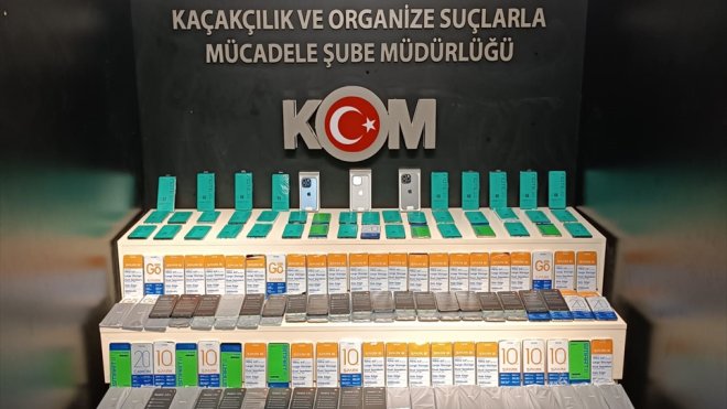 Van'da 304 kaçak cep telefonu ile 34 elektronik sigara ele geçirildi