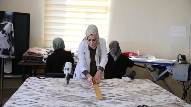 Van'da 650 kadın, Filistinliler için battaniye ve kışlık giyecek üretiyor