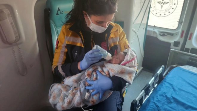 Van'da 2 aylık bebek ambulans helikopterle hastaneye ulaştırıldı