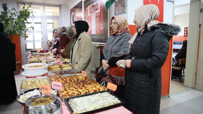 Van'da minik öğrenciler Gazze için kumbaralarındaki parayı bağışladı