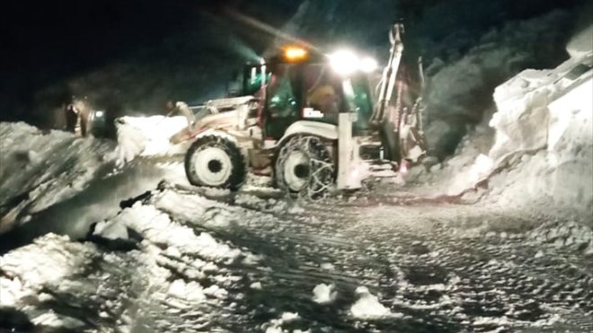 Van'da yol açma çalışması yapan iş makinesinin üzerine çığ düştü