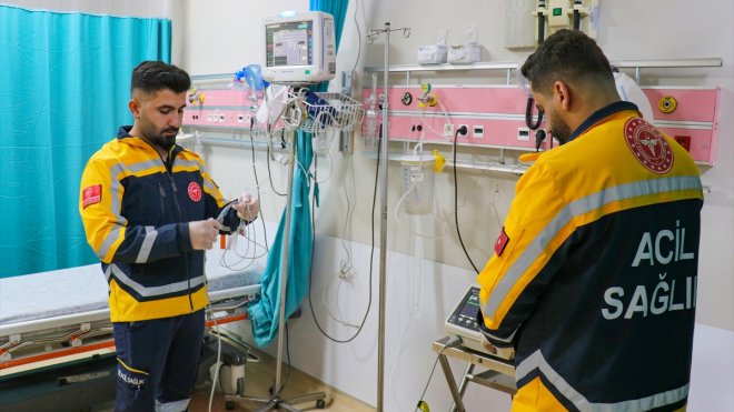 Van'da gönüllü sağlık çalışanları, öğretmenlere ilk yardımı anlatıyor