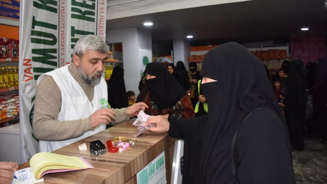 Van'da kadınlar Gazze'ye destek için bağışta bulundu