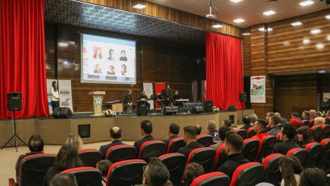 Van'da kitap okuma yarışmasında dereceye giren öğrenciler ödüllendirildi