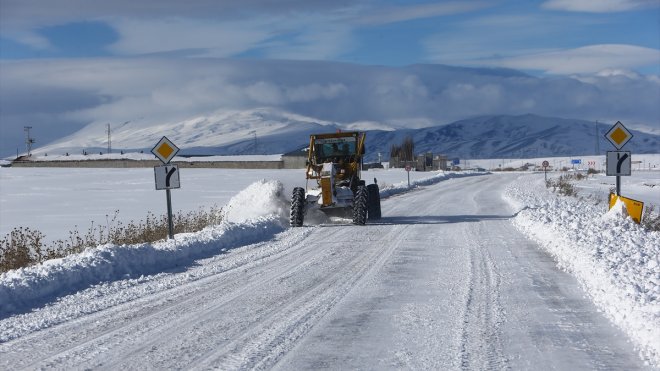 Özalp ve Saray'da karla mücadele çalışmaları devam ediyor