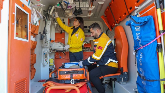 Sağlık teknikeri tiyatro sahnesinde izleyenleri eğlendiriyor