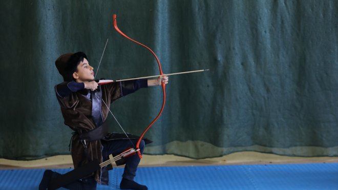 Spor salonuna dönüştürdüğü okulun bodrumunda geleceğin Mete Gazozlarını yetiştiriyor