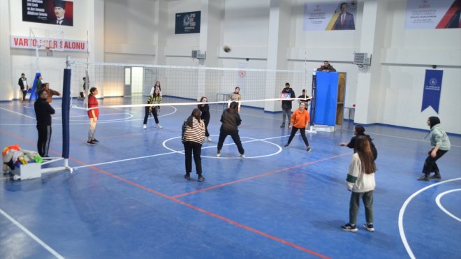 Varto'da yapımı tamamlanan Gençlik Merkezi hizmete sunuldu