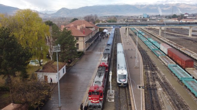 Yeni sezonda ilk seferine çıkan Turistik Doğu Ekspresi, Erzincan'a ulaştı