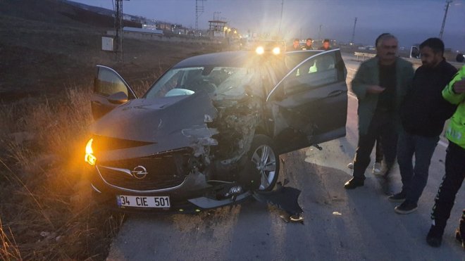 Yüksekova'da kamyonete çarpan otomobildeki 2 kişi yaralandı
