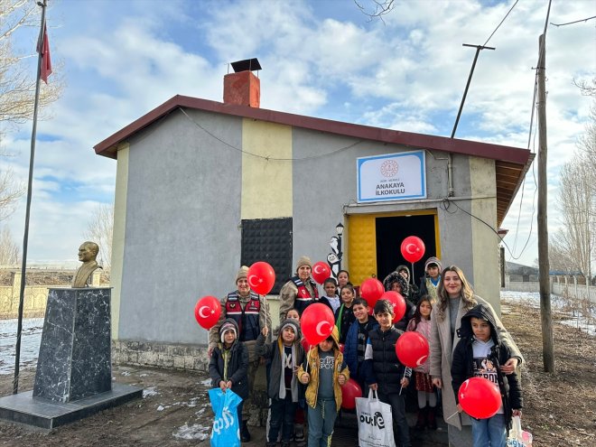 Ağrı'da jandarma ekipleri karne alan köy çocuklarını hediyelerle mutlu etti