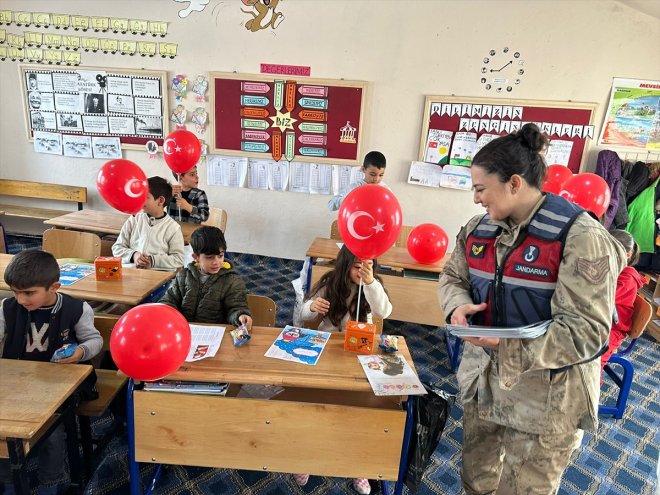 ekipleri mutlu çocuklarını alan Ağrı