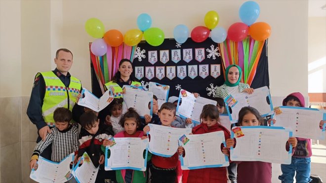 jandarma hediyelerle karne köy mutlu etti çocuklarını Ağrı