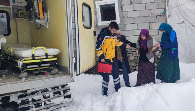 Ağrı'da yolu kardan kapanan mezrada rahatsızlanan hamile kadın hastaneye kaldırıldı