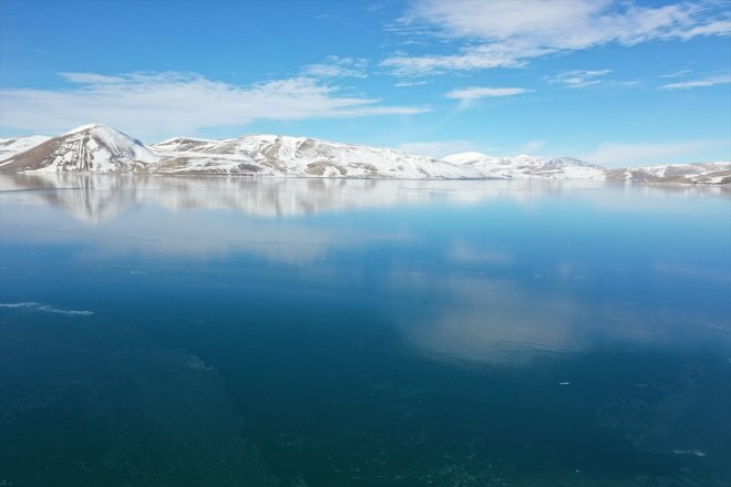 kaplanan Balık tutkunlarını bekliyor doğa buzla Gölü yüzeyi Ağrı
