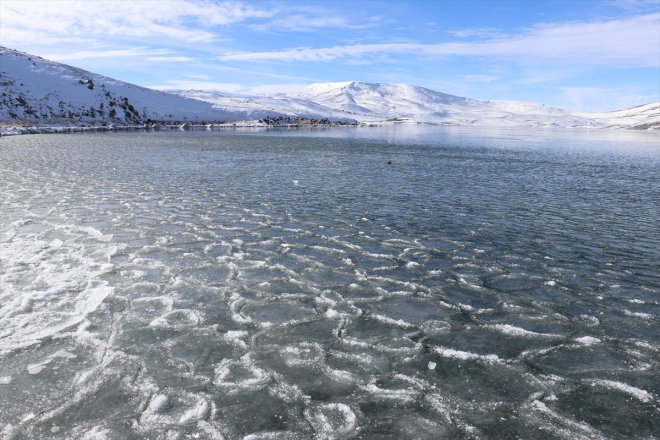 bekliyor buzla Gölü Ağrı