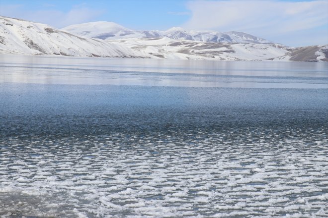 Gölü tutkunlarını kaplanan bekliyor buzla yüzeyi Balık doğa Ağrı