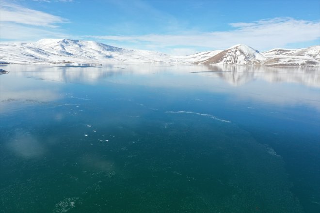 yüzeyi kaplanan bekliyor Balık buzla doğa tutkunlarını Ağrı