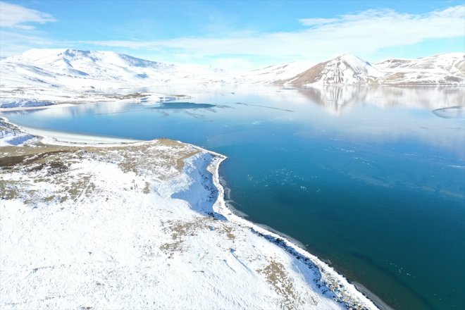 Gölü bekliyor yüzeyi kaplanan Balık doğa tutkunlarını buzla Ağrı