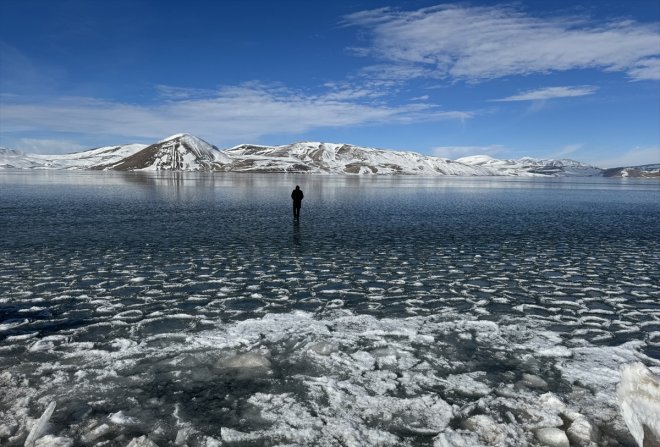 doğa Gölü yüzeyi tutkunlarını kaplanan buzla bekliyor Balık Ağrı