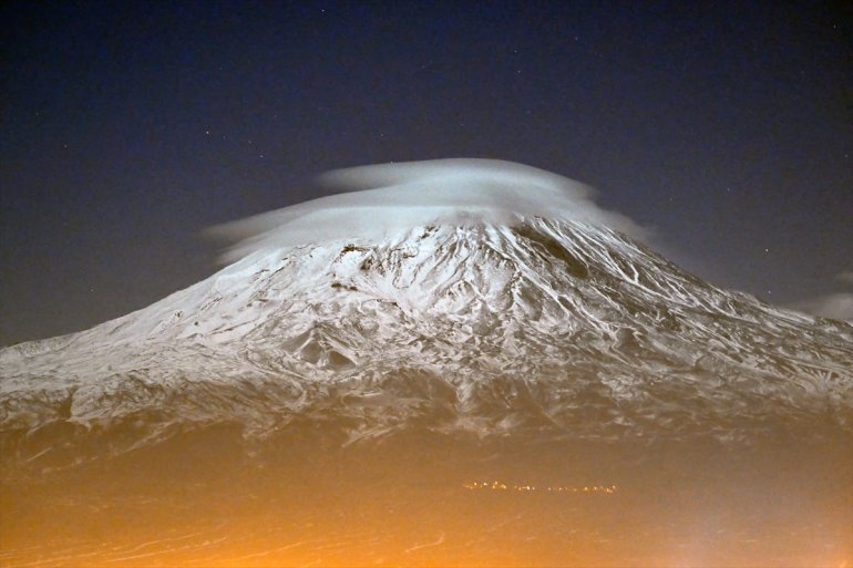 Ağrı Dağı, zirvesindeki şapka şeklindeki bulutla gece görüntülendi1