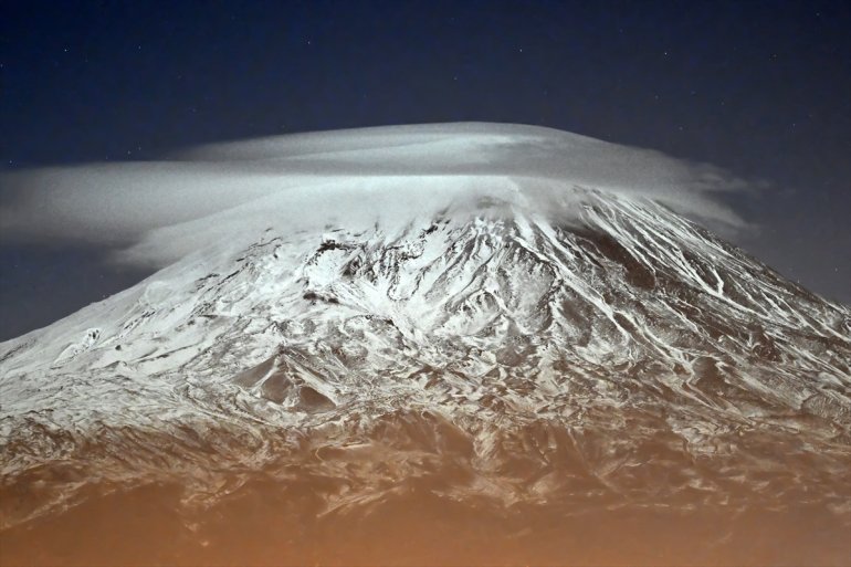 Ağrı Dağı, zirvesindeki şapka şeklindeki bulutla gece görüntülendi2