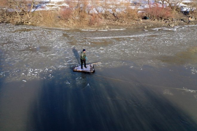 soğuğa - Dondurucu buz arasında rağmen parçaları nehirde AĞRI balık avlıyor 2