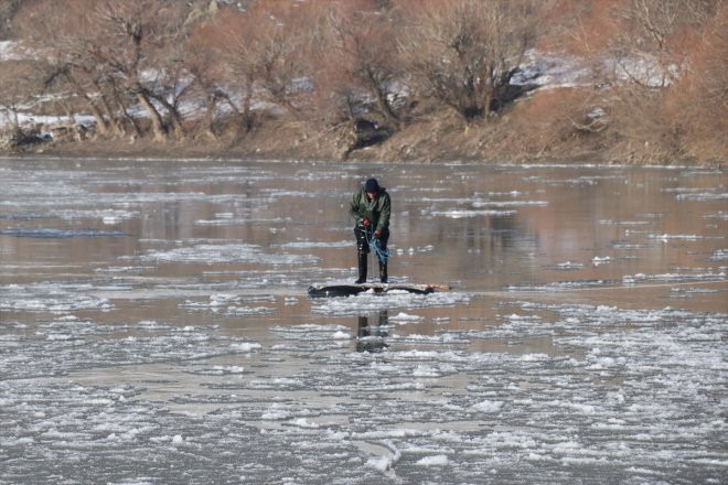 soğuğa - nehirde rağmen avlıyor buz arasında AĞRI balık Dondurucu parçaları 12