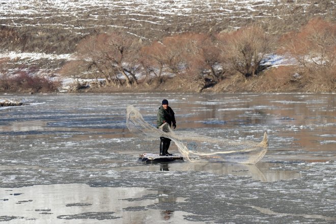 soğuğa nehirde buz arasında balık Dondurucu - rağmen AĞRI avlıyor parçaları 14