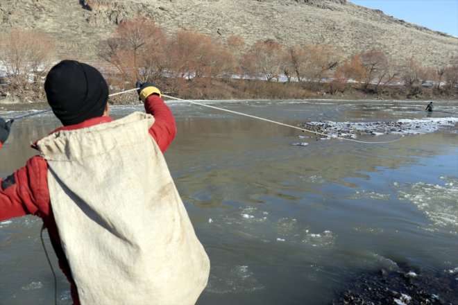 parçaları buz Dondurucu AĞRI avlıyor rağmen balık soğuğa nehirde - arasında 15