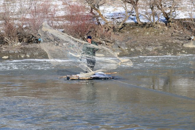 soğuğa AĞRI balık arasında nehirde avlıyor Dondurucu buz parçaları rağmen - 16
