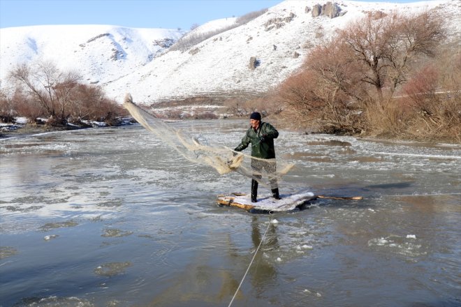 parçaları buz rağmen soğuğa nehirde Dondurucu avlıyor - arasında balık AĞRI 17