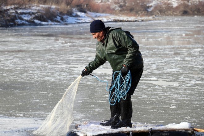soğuğa parçaları buz rağmen AĞRI balık avlıyor nehirde arasında - Dondurucu 18
