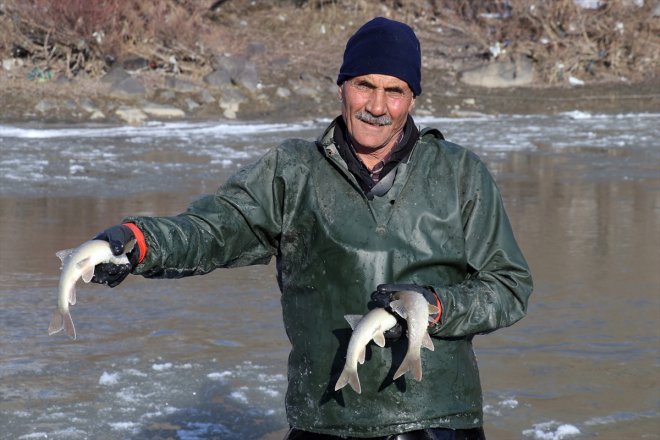 arasında avlıyor AĞRI - soğuğa rağmen parçaları buz nehirde balık Dondurucu 19