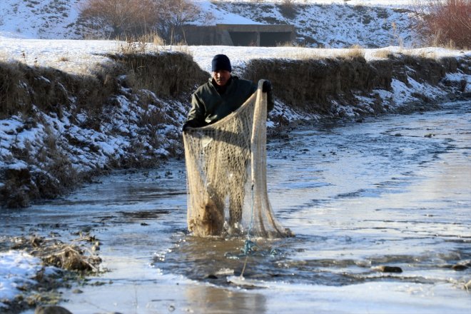 AĞRI soğuğa Dondurucu parçaları buz arasında - avlıyor rağmen balık nehirde 6