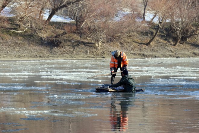 rağmen AĞRI Dondurucu avlıyor balık buz parçaları nehirde soğuğa arasında - 7