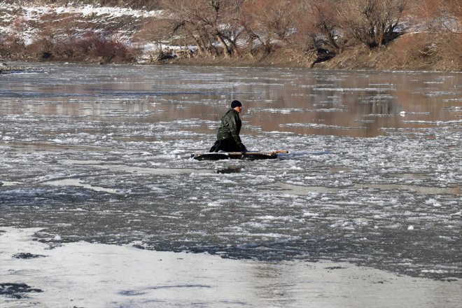 buz soğuğa AĞRI balık avlıyor nehirde rağmen arasında - Dondurucu parçaları 8