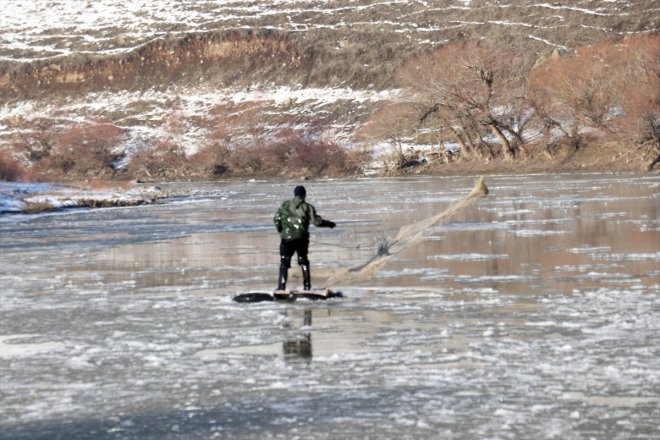 buz - soğuğa rağmen nehirde arasında Dondurucu AĞRI balık parçaları avlıyor 9