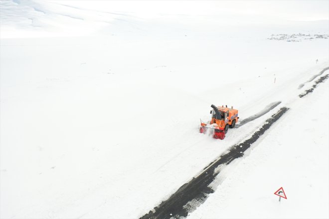Ağrı'da ekipler yolları açık tutmak için 2 bin rakımda karla mücadele ediyor