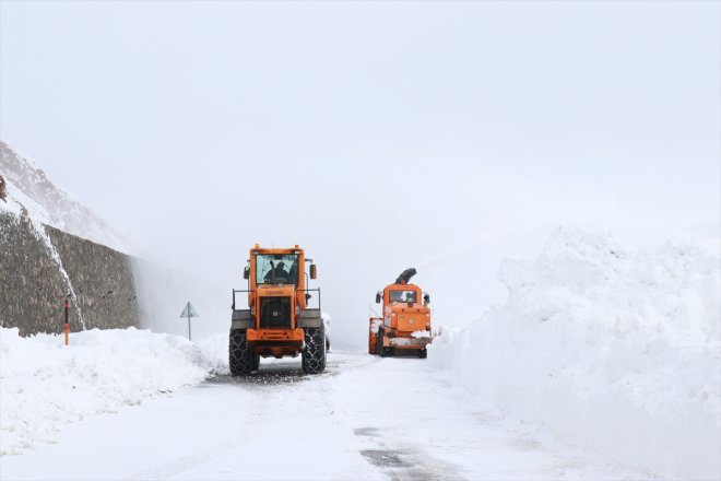 Ekipler mücadele açık karla AĞRI tutmak bin yolları için - rakımda 2 ediyor 25