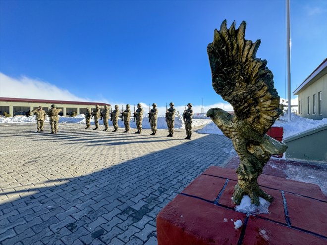 elleri girdi tetikte Hudut gözleri hattında yıla kartalları - sınır AĞRI yeni 44