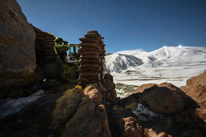 sınır yeni tetikte AĞRI - kartalları Hudut yıla girdi elleri hattında gözleri 50