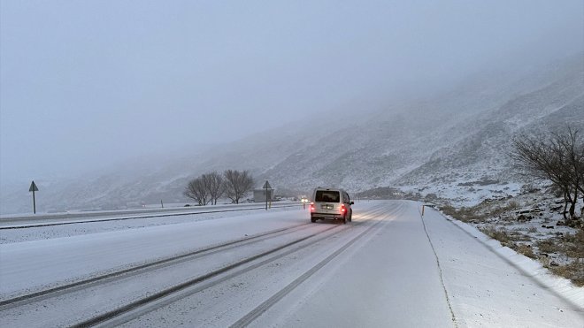 Ağrı-Iğdır kara yolunda kar yağışı nedeniyle ulaşımda aksamalar yaşanıyor1