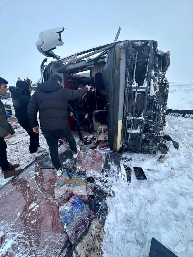 10 - kazada devrildiği yaralandı kişi taşıyan AĞRI yolcuları İranlı otobüsün 4