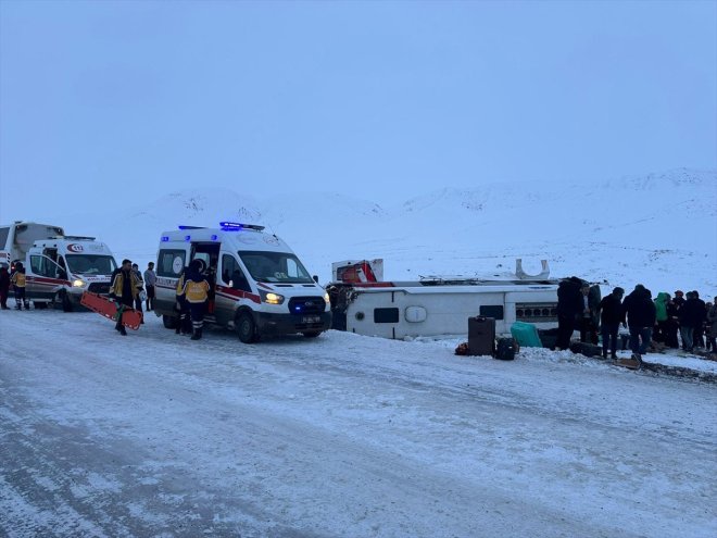 otobüsün devrildiği kişi AĞRI kazada İranlı yolcuları taşıyan 10 - yaralandı 5