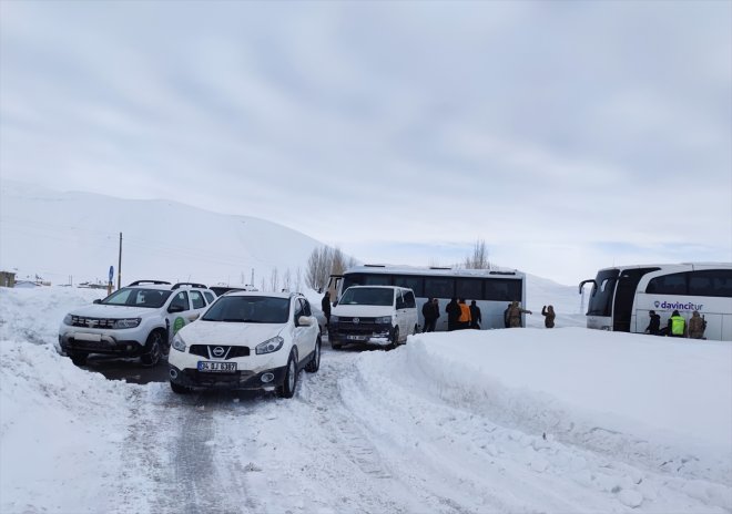 Ağrı-Van kara yolunda kar ve tipi ulaşımı aksatıyor