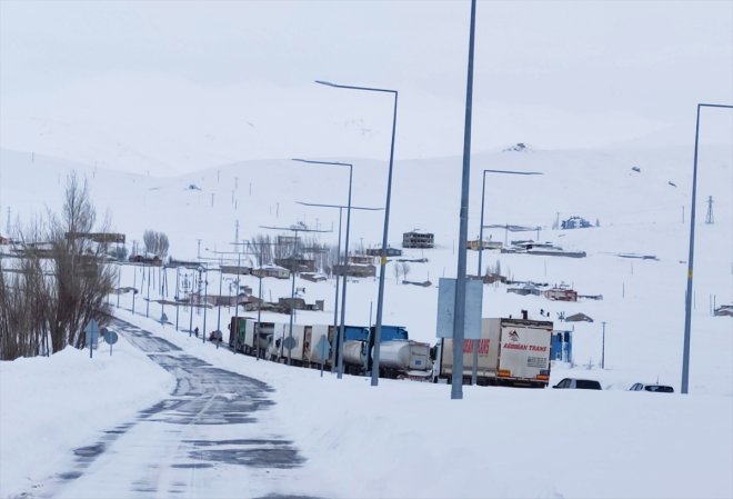 aksatıyor kar tipi kara ulaşımı Ağrı-Van yolunda ve 2