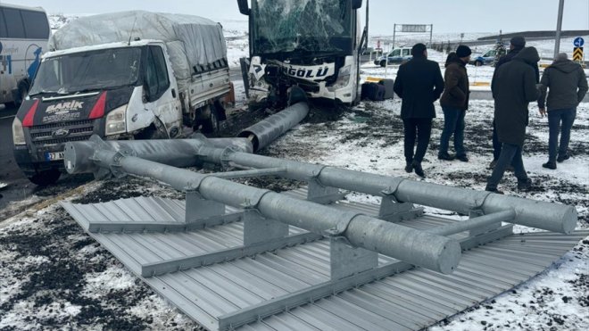 AĞRI - Yolcu otobüsü ile kamyonetin karıştığı kazada 11 kişi yaralandı1