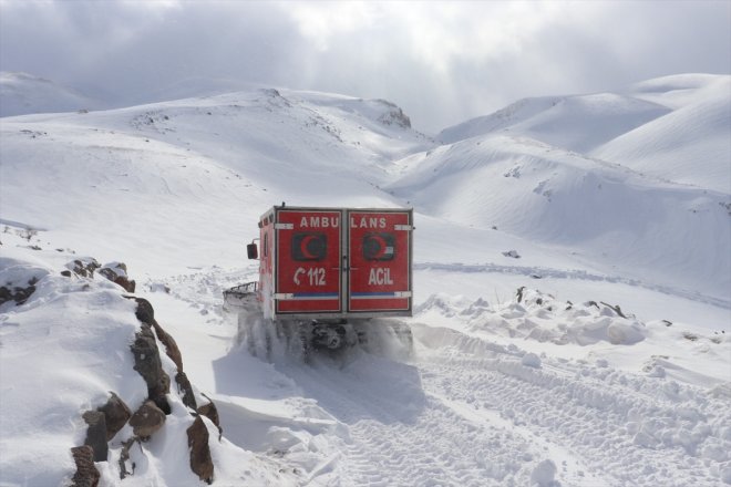 mezradaki paletli kapanan 4 hasta AĞRI kardeşe Yolu - ulaşıldı kardan ambulansla 2