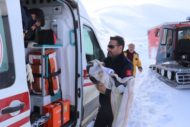 - paletli Yolu kardeşe ulaşıldı mezradaki kardan kapanan AĞRI hasta ambulansla 4 3